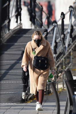 dakotafanningdaily-headingtothegyminvenice-023.jpg