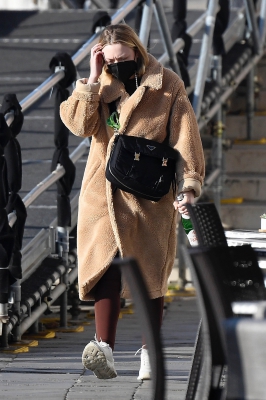 dakotafanningdaily-headingtothegyminvenice-029.jpg