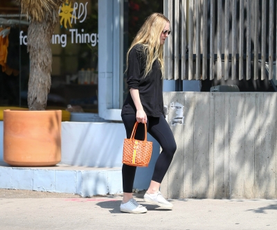 dakotafanningdaily-leavingapilatesclass-001.jpg