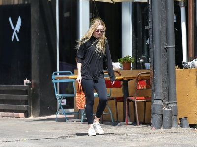 dakotafanningdaily-leavingapilatesclass-003.jpg