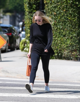 dakotafanningdaily-leavingapilatesclass-012.jpg