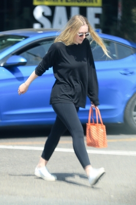 dakotafanningdaily-leavingapilatesclass-017.jpg