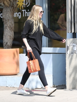 dakotafanningdaily-leavingapilatesclass-018.jpg