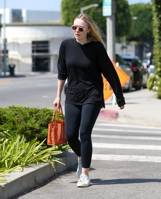 dakotafanningdaily-leavingapilatesclass-029.jpg