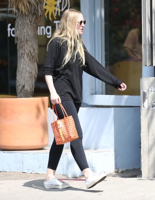 dakotafanningdaily-leavingapilatesclass-034.jpg