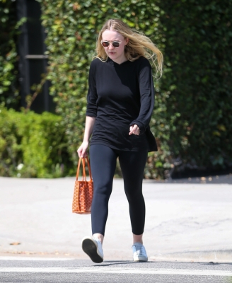 dakotafanningdaily-leavingapilatesclass-036.jpg