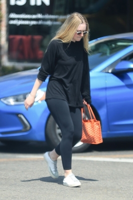 dakotafanningdaily-leavingapilatesclass-046.jpg