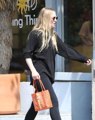 dakotafanningdaily-leavingapilatesclass-051.jpg