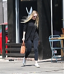 dakotafanningdaily-leavingapilatesclass-002.jpg