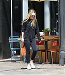 dakotafanningdaily-leavingapilatesclass-003.jpg