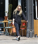 dakotafanningdaily-leavingapilatesclass-006.jpg