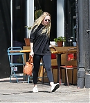dakotafanningdaily-leavingapilatesclass-007.jpg
