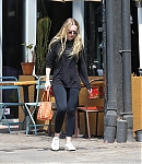 dakotafanningdaily-leavingapilatesclass-009.jpg