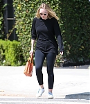 dakotafanningdaily-leavingapilatesclass-010.jpg