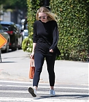 dakotafanningdaily-leavingapilatesclass-012.jpg