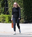 dakotafanningdaily-leavingapilatesclass-013.jpg