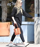dakotafanningdaily-leavingapilatesclass-018.jpg