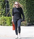 dakotafanningdaily-leavingapilatesclass-020.jpg