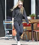 dakotafanningdaily-leavingapilatesclass-025.jpg