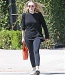 dakotafanningdaily-leavingapilatesclass-026.jpg