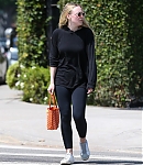 dakotafanningdaily-leavingapilatesclass-027.jpg