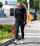 dakotafanningdaily-leavingapilatesclass-030.jpg