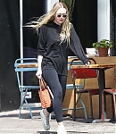 dakotafanningdaily-leavingapilatesclass-031.jpg