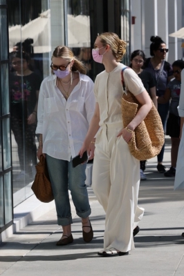 dakotafanningdaily-shoppingonrodeodrinbeverlyhills-002.jpg