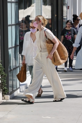 dakotafanningdaily-shoppingonrodeodrinbeverlyhills-003.jpg