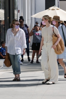 dakotafanningdaily-shoppingonrodeodrinbeverlyhills-004.jpg
