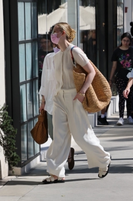 dakotafanningdaily-shoppingonrodeodrinbeverlyhills-005.jpg