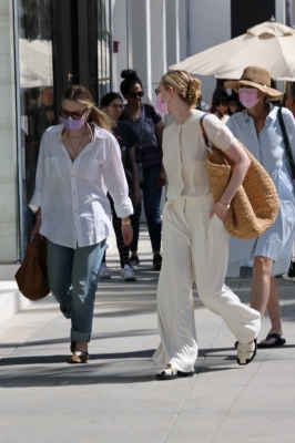 dakotafanningdaily-shoppingonrodeodrinbeverlyhills-009.jpg