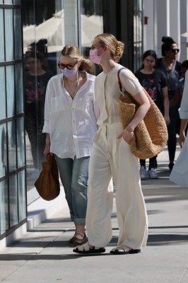 dakotafanningdaily-shoppingonrodeodrinbeverlyhills-012.jpg