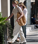 dakotafanningdaily-shoppingonrodeodrinbeverlyhills-001.jpg