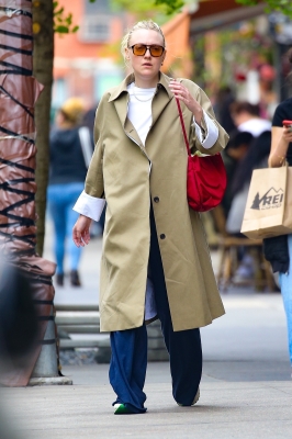 dakotafanningdaily-outandaboutinnewyork-002.jpg