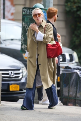 dakotafanningdaily-outandaboutinnewyork-007.jpg