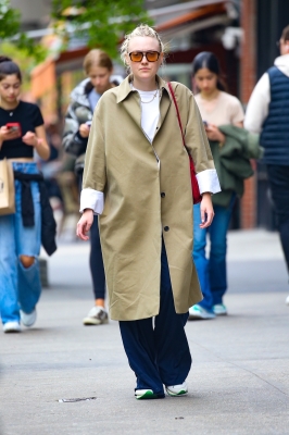 dakotafanningdaily-outandaboutinnewyork-011.jpg