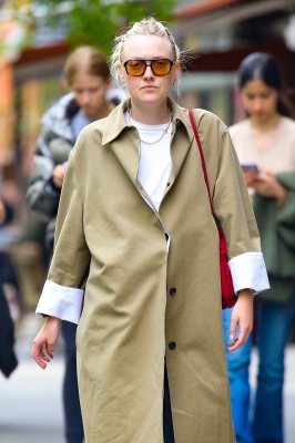 dakotafanningdaily-outandaboutinnewyork-012.jpg