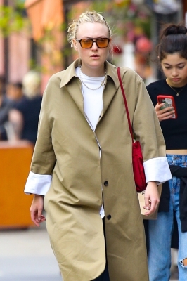 dakotafanningdaily-outandaboutinnewyork-013.jpg