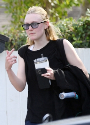 dakotafanningdaily-leavingatennispractice-007.jpg