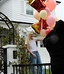 dakotafanningdaily-outsideherhome-004.jpg