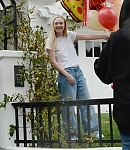 dakotafanningdaily-outsideherhome-006.jpg