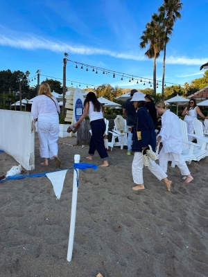 dakotafanningdaily-atthebeach-04.jpg