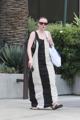 dakotafanningdaily-outandaboutinwesthollywood-006.jpg