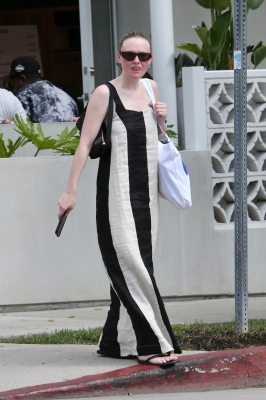 dakotafanningdaily-outandaboutinwesthollywood-018.jpg