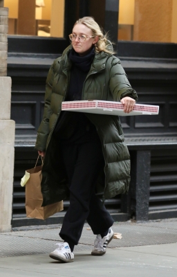 dakotafanningdaily-outandaboutinnewyorkcity-001.jpg