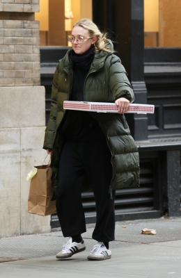 dakotafanningdaily-outandaboutinnewyorkcity-003.jpg