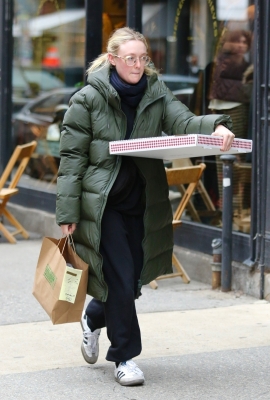 dakotafanningdaily-outandaboutinnewyorkcity-008.jpg