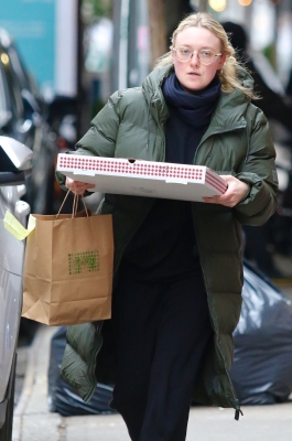 dakotafanningdaily-outandaboutinnewyorkcity-014.jpg