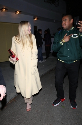 dakotafanningdaily-leavingthehbogoldeglobesafterparty-009.jpg